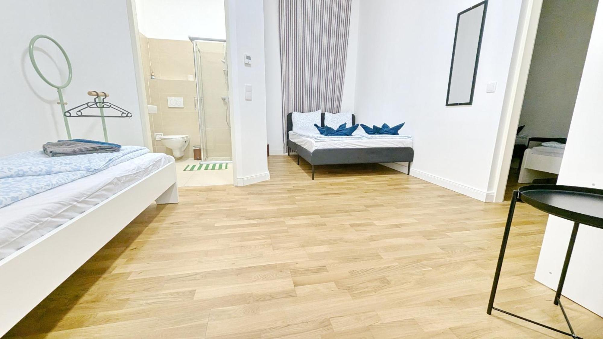 Spacious In A Lively Area Viena